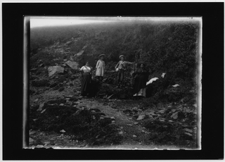 Ritratto di due donne con due bambini in montagna