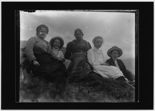 Ritratto di membri della famiglia Quirici su un prato