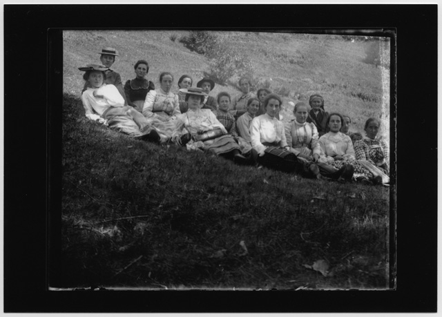 Gruppo di persone su un prato