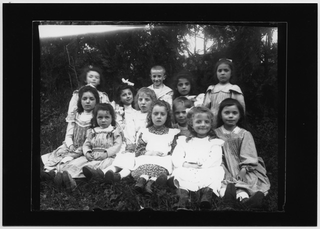 Ritratto di bambini seduti su un prato