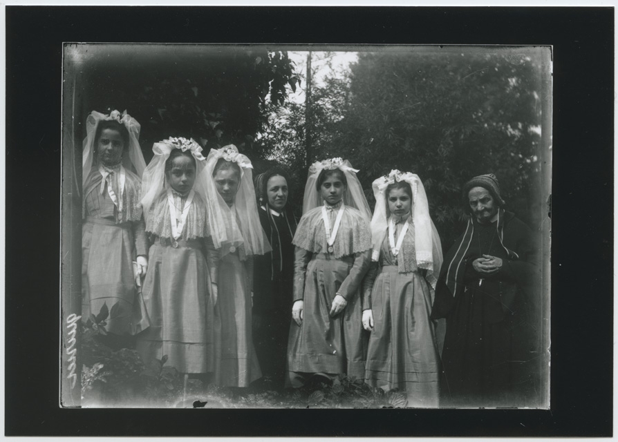 Ritratto di ragazze vestite da cresimande