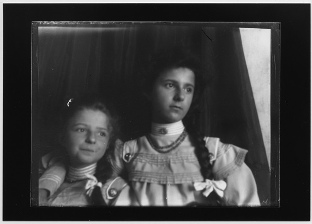 Ritratto di due ragazze, con trecce