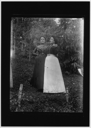 Ritratto di due donne in un prato