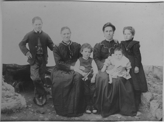 Maria Bertola con la figlia Angiolina e i nipoti