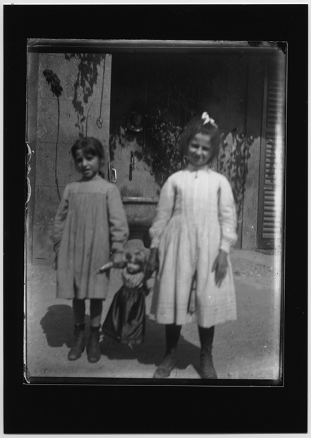 Due bambine con una bambola