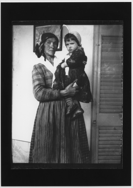 Ritratto di donna con un bambino in braccio