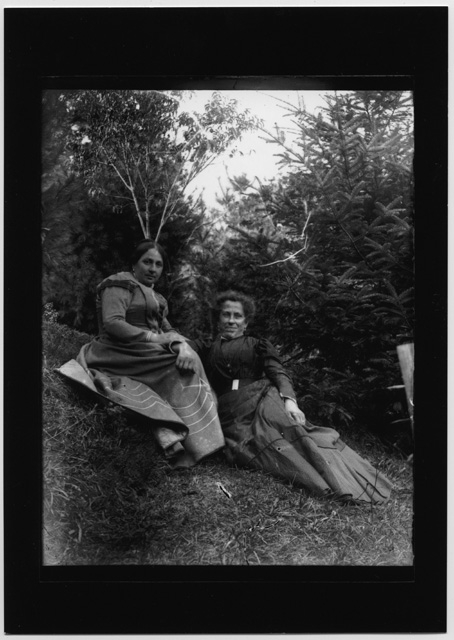 Ritratto di due donne su un prato