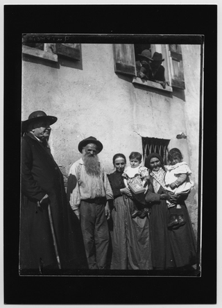 Ritratto di gruppo con un prete