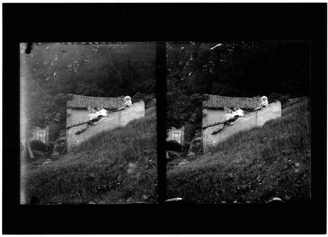 Bambini su una cascina