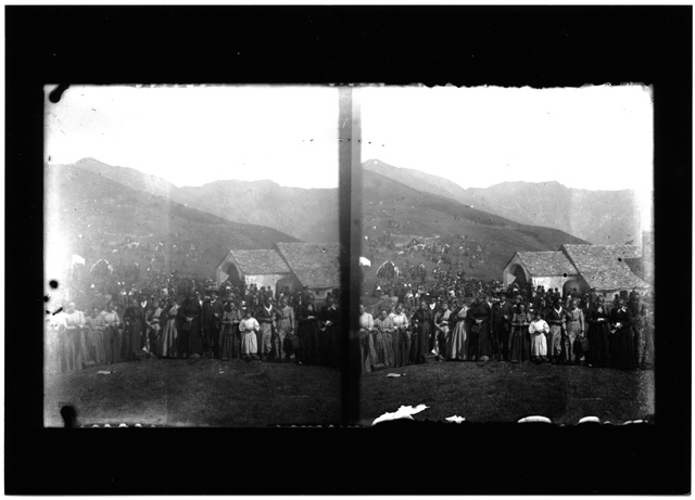 Gruppo di persone in posa durante la festa di San Lucio