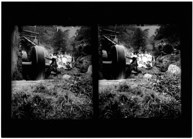 La famiglia Quirici a fianco del mulino di Bidogno