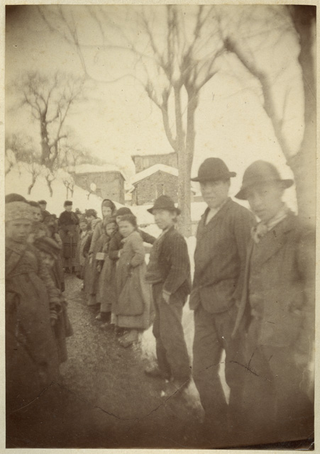 Abitanti di Bidogno sulla strada dopo una nevicata