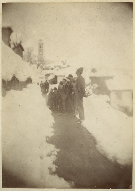 Abitanti di Bidogno sulla strada dopo una grande nevicata