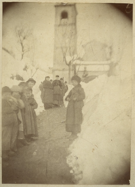 Abitanti di Bidogno davanti alla chiesa dopo una grande nevicata