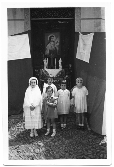 Bambine davanti a un altare allestito per il Corpus Domini