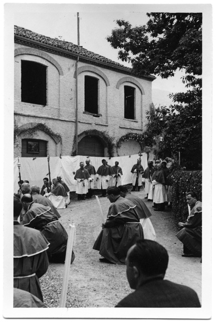 Membri della confraternita in ginocchio durante la processione del Corpus Domini