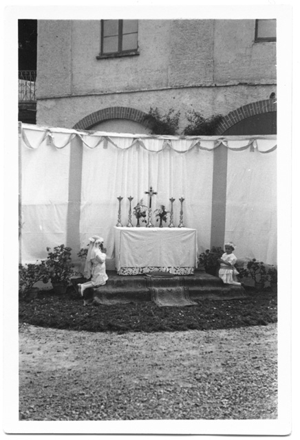 Altare del Corpus Domini con due bambini inginocchiati