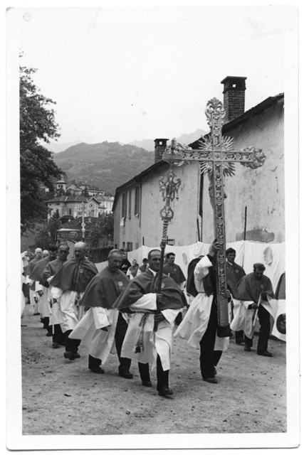 La confraternita del S.S. Sacramento durante la processione del Corpus Domini