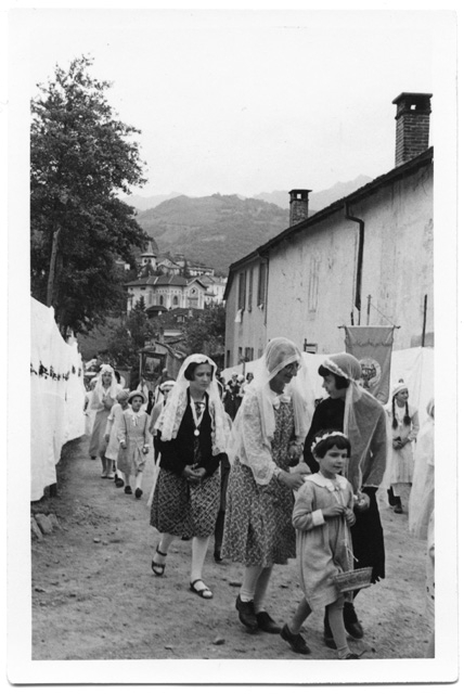 Donne in cammino durante la processione del Corpus Domini