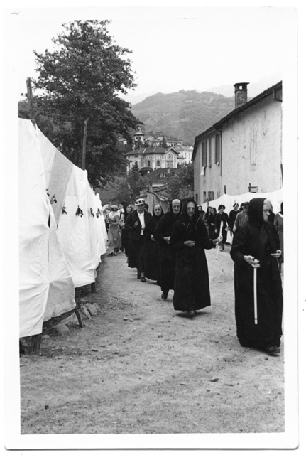 Anziane durante la processione del Corpus Domini