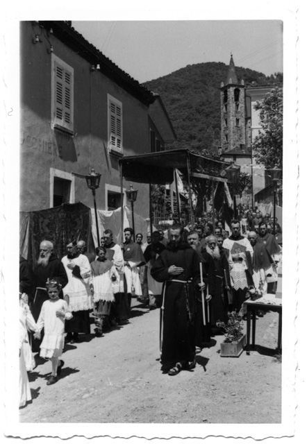 Frati e confraternita durante la processione del Corpus Domini