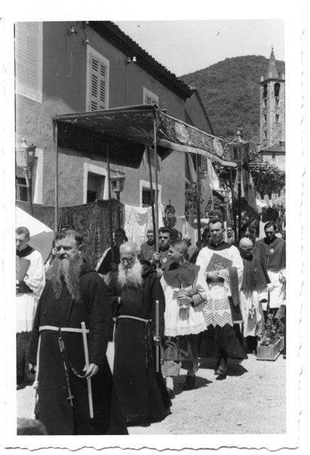 Clero nella processione del Corpus Domini