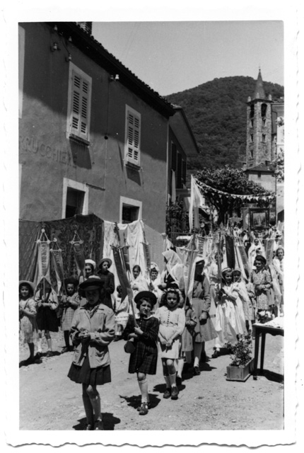 Bambine nella processione del Corpus Domini