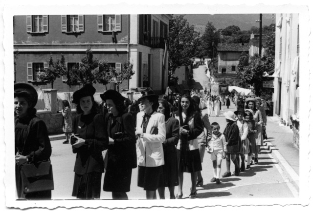 Donne durante la processione del Corpus Domini