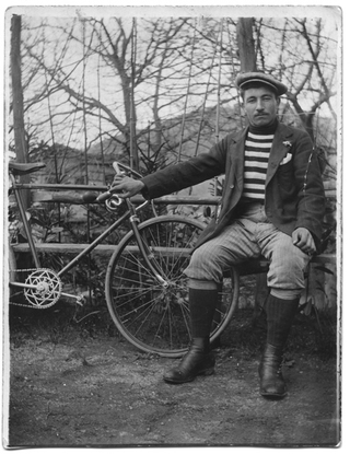 Umberto Giovannini con una bicicletta