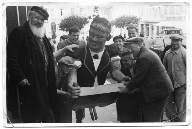 Gruppo di uomini con un fantoccio
