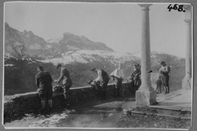 Preparazione di alpinisti del CAS in partenza da Bidogno per la vetta del monte Bar