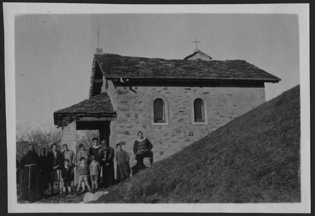 Gruppo di persone davanti alla Cappella del Sacro Cuore a Condra