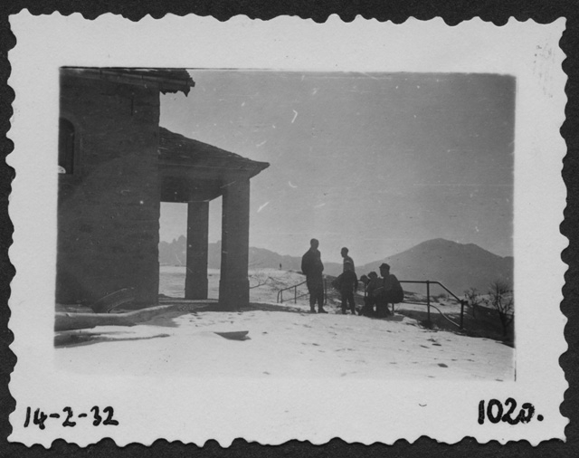 Gruppo di persone davanti alla cappella di Condra