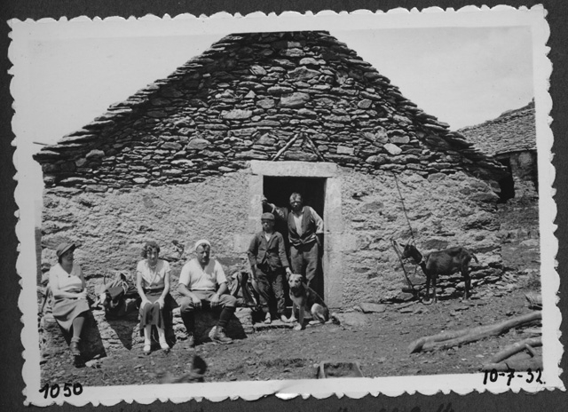 Gruppo di escursionisti davanti all'alpe Davrosio