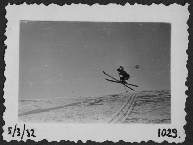 Sciatore durante un salto a Condra