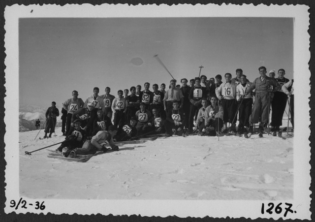 Sciatori sulla vetta del monte Bar per una gara di sci