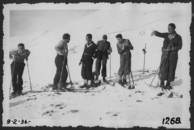 Gruppo di sciatori sul monte Bar