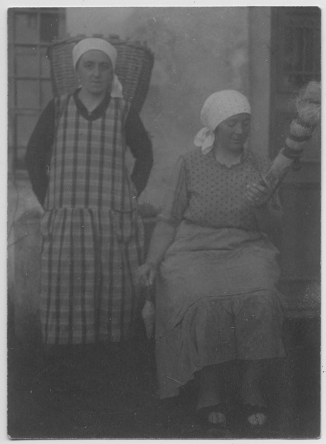 Ritratto di Maria Morosoli e Rina Storni-Morosoli mentre fila