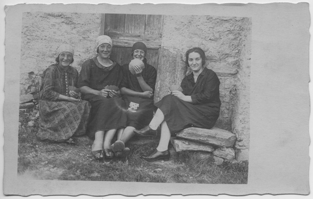 Ritratto di quattro donne che giocano a carte