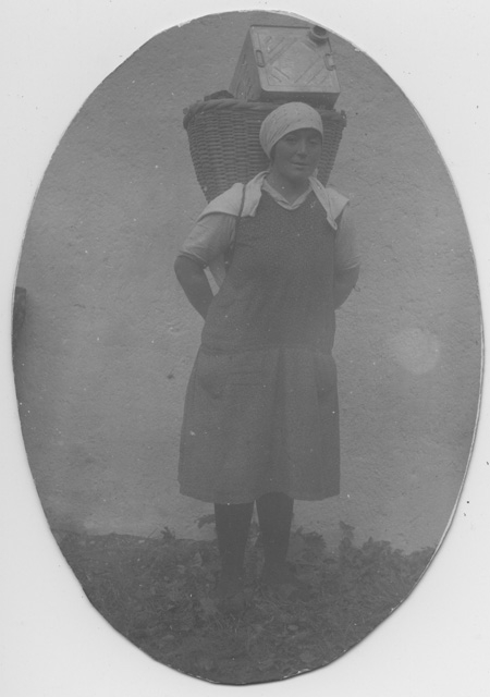 Ritratto di Rina Morosoli-Storni con una gerla