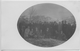 Membri della famiglia Morosoli e altre persone in posa a Crampa