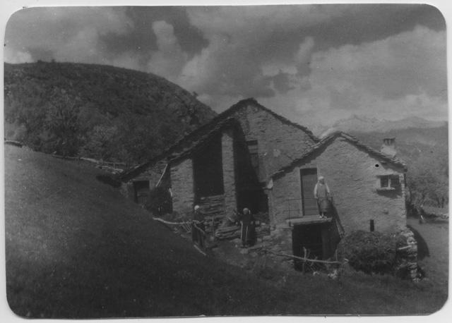 I monti di Rovè, Gola di Lago, con tre donne