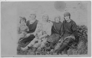 Donne in posa sui monti di Rovè, Gola di Lago