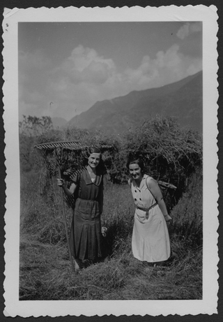 Vivina Airoldi e un'altra donna con un cargansc di fieno a Gola di Lago