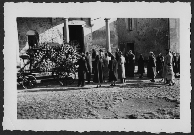 Arrivo di un funerale alla chiesa di Santo Stefano di Tesserete