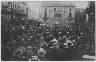 Uomini radunati in piazza durante lo sciopero di Zurigo