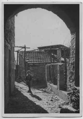 Ritratto di Bruna Bralla sotto un portico di Vaglio