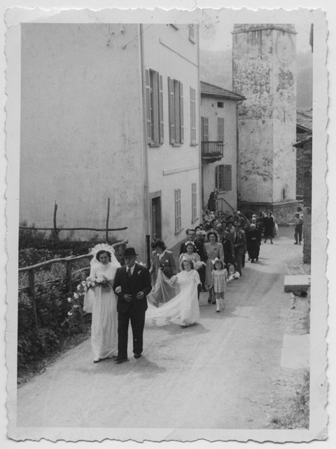 Corteo matrimoniale di Assunta Bettoli-Guidali seguita da abitanti di Vaglio