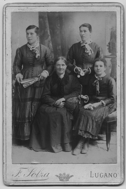 Ritratto di quattro donne in posa