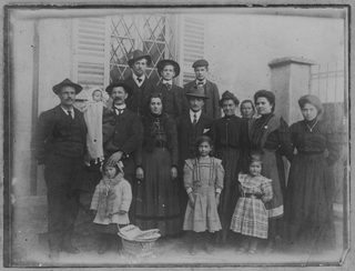 Ritratto di famiglia sulla piazza di Sala Capriasca